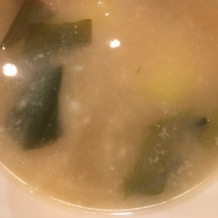 小松菜とじゃがいもとたまねぎの味噌汁